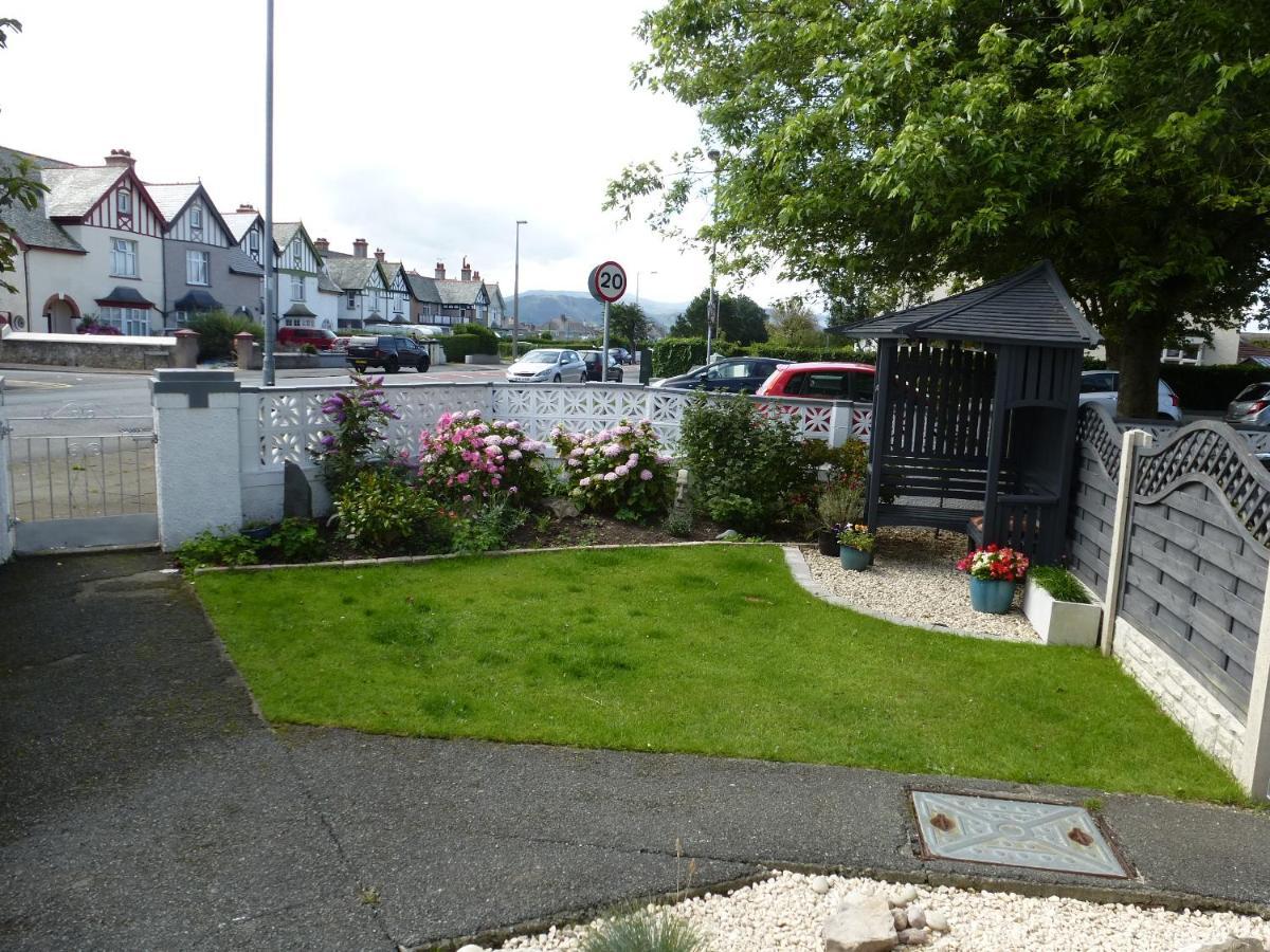 The Kenmore Guest House Llandudno Bagian luar foto